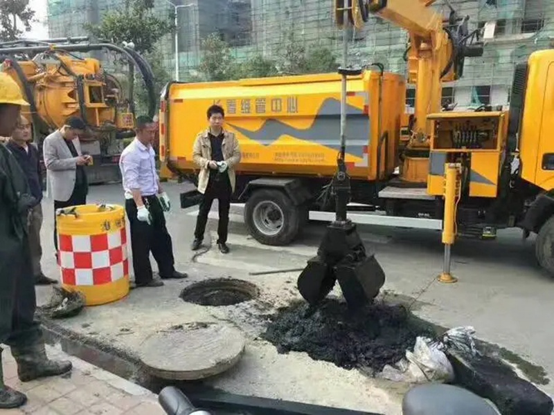 元氏街道：网格员化身“清道夫”，为民解忧疏通“堵心”化粪池